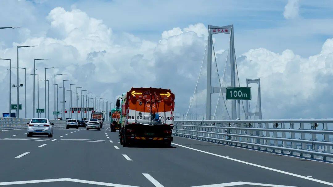 深中通道通車，盈峰環(huán)境掃路車護(hù)航國(guó)家重大工程